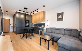 Zoliborz Obsidian Apartment